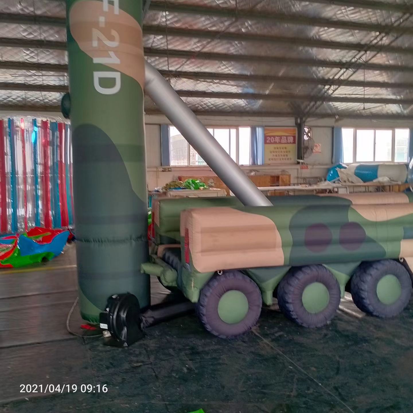 抚州军事演习中的充气目标车辆：模拟发射车雷达车坦克飞机